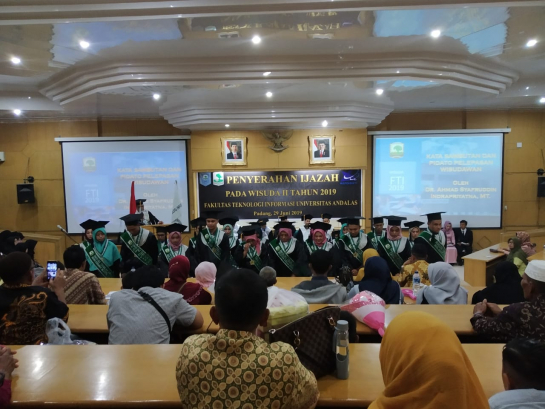 Penyerahan Ijazah Pada Wisuda II Tahun 2019