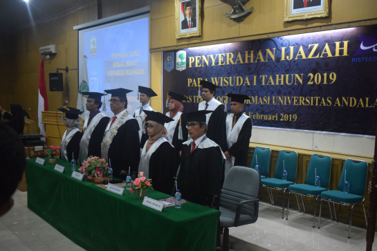 Penyerahan Ijazah pada Wisuda I Tahun 2019