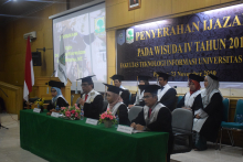 Penyerahan Ijazah pada Wisuda IV 2019