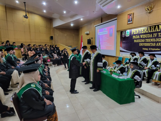 Penyerahan Ijazah pada Wisuda IV Tahun 2022