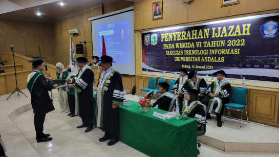 Penyerahan Ijazah pada Wisuda VI FTI UNAND